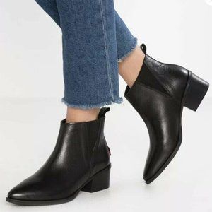 Levi’s Gaia leather booties, black size 7